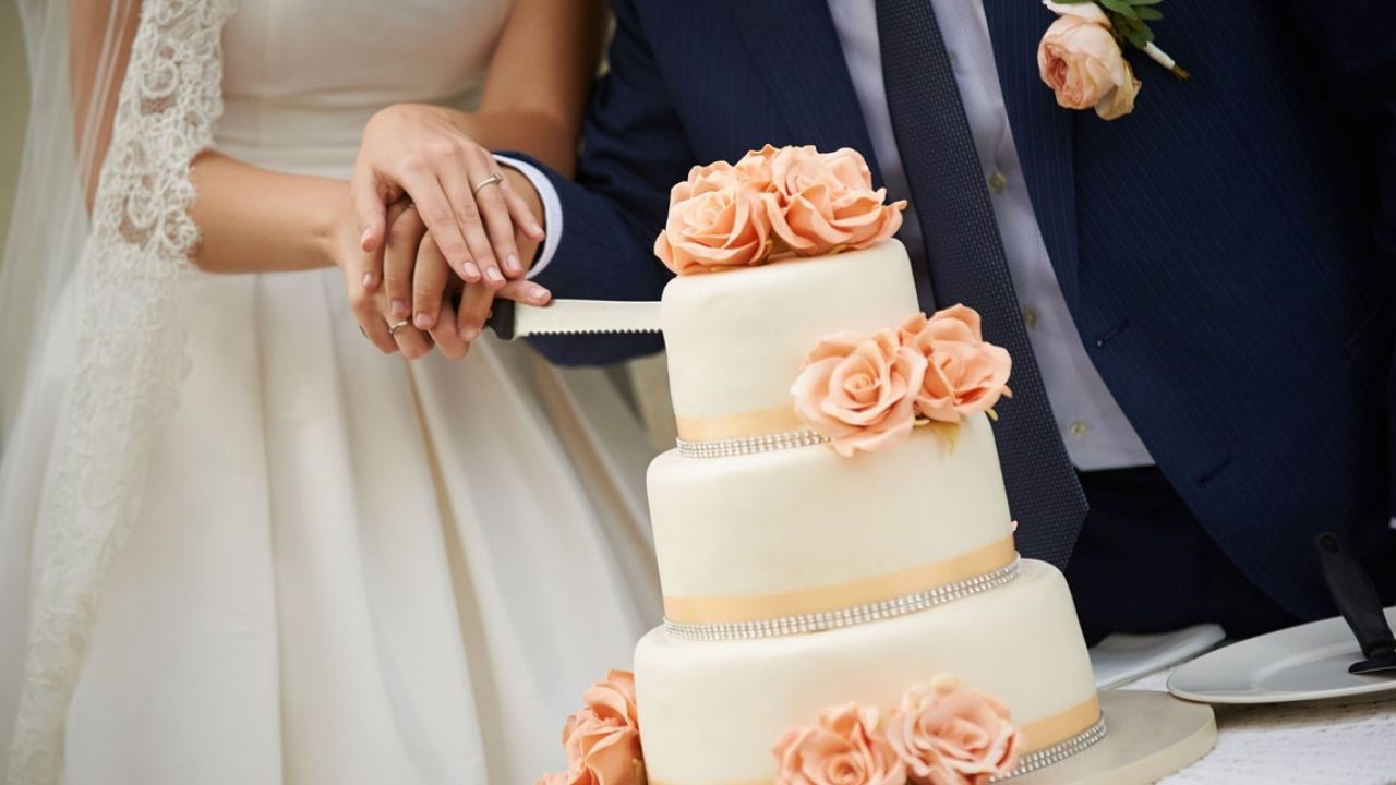 Effetti speciali per il taglio della torta matrimoniale: come rendere unico il momento