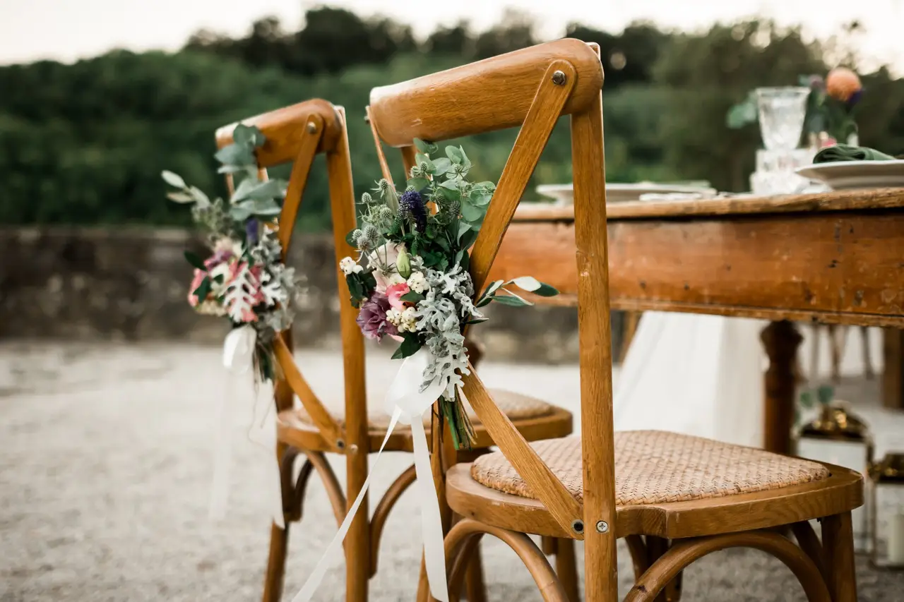 Guida completa: Come addobbare le sedie per un matrimonio da sogno!