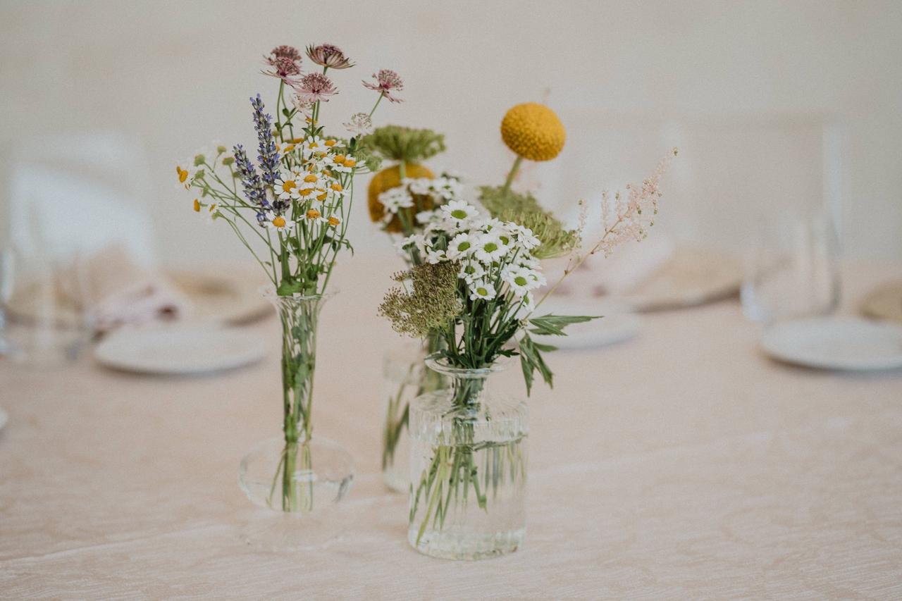 Idee creative per centrotavola con fiori per il tuo matrimonio