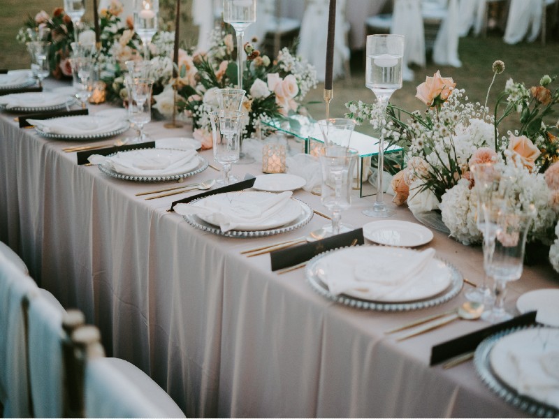 Il cavaliere del tavolo matrimoniale: come scegliere l’arredamento perfetto per la tua cerimonia