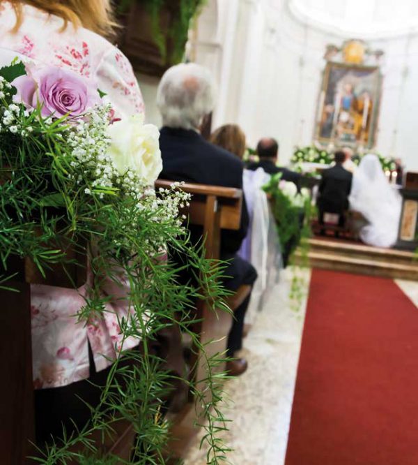 Il fascino dei fiori per il matrimonio: come decorare la chiesa e l’altare