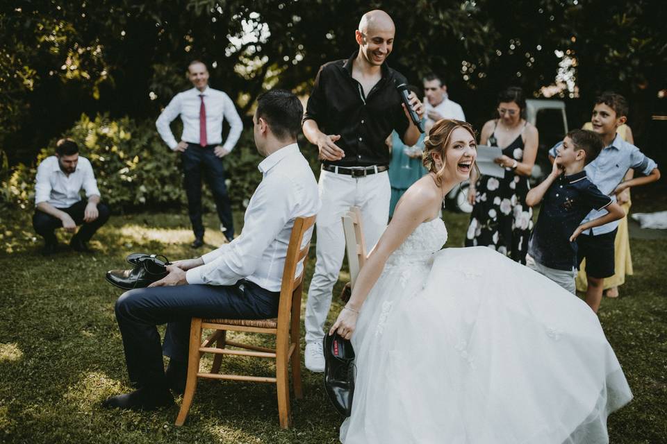 Il gioco della scarpa: un momento divertente nel matrimonio
