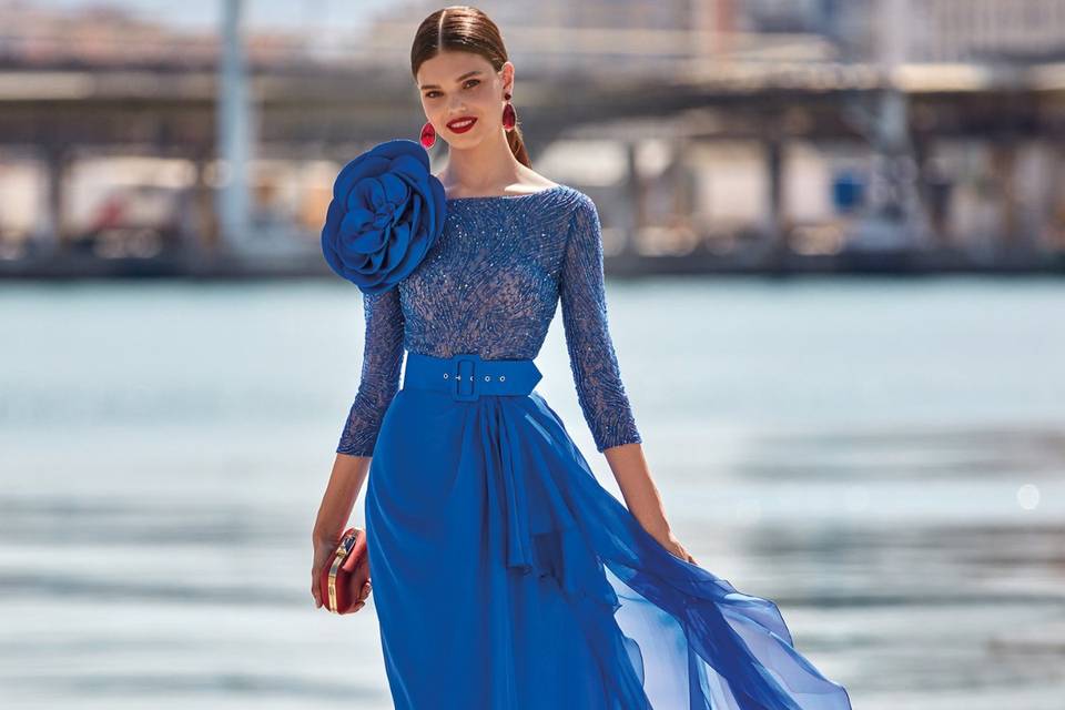 Il perfetto abito da matrimonio blu: idee e consigli per un look impeccabile