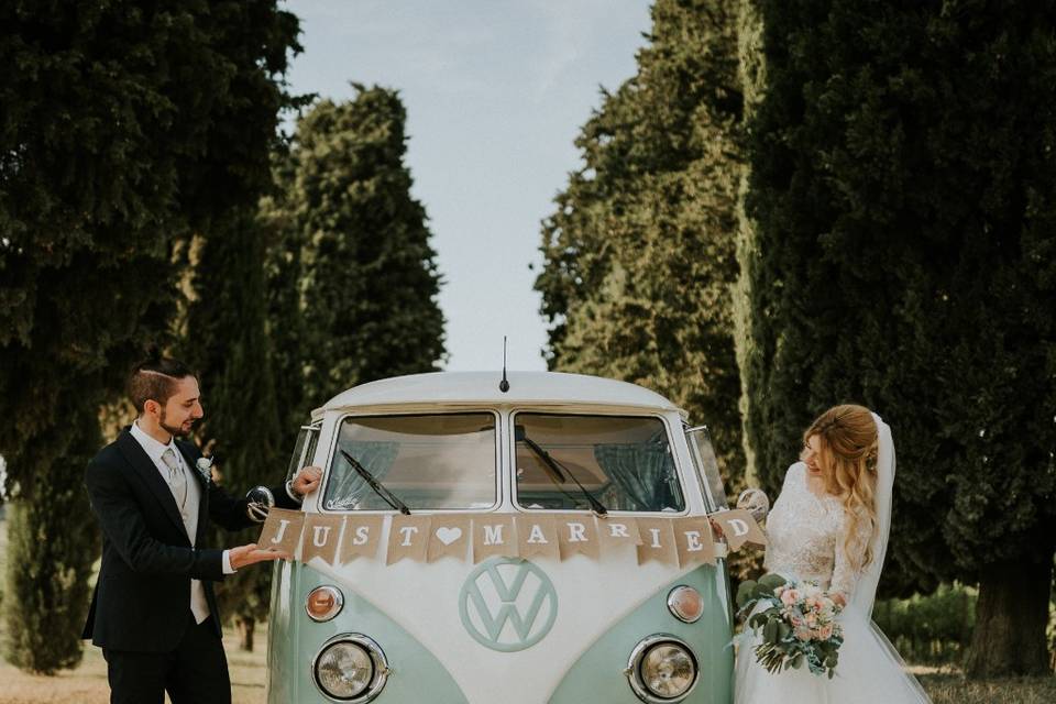 Il romantico matrimonio a bordo di un pulmino Volkswagen