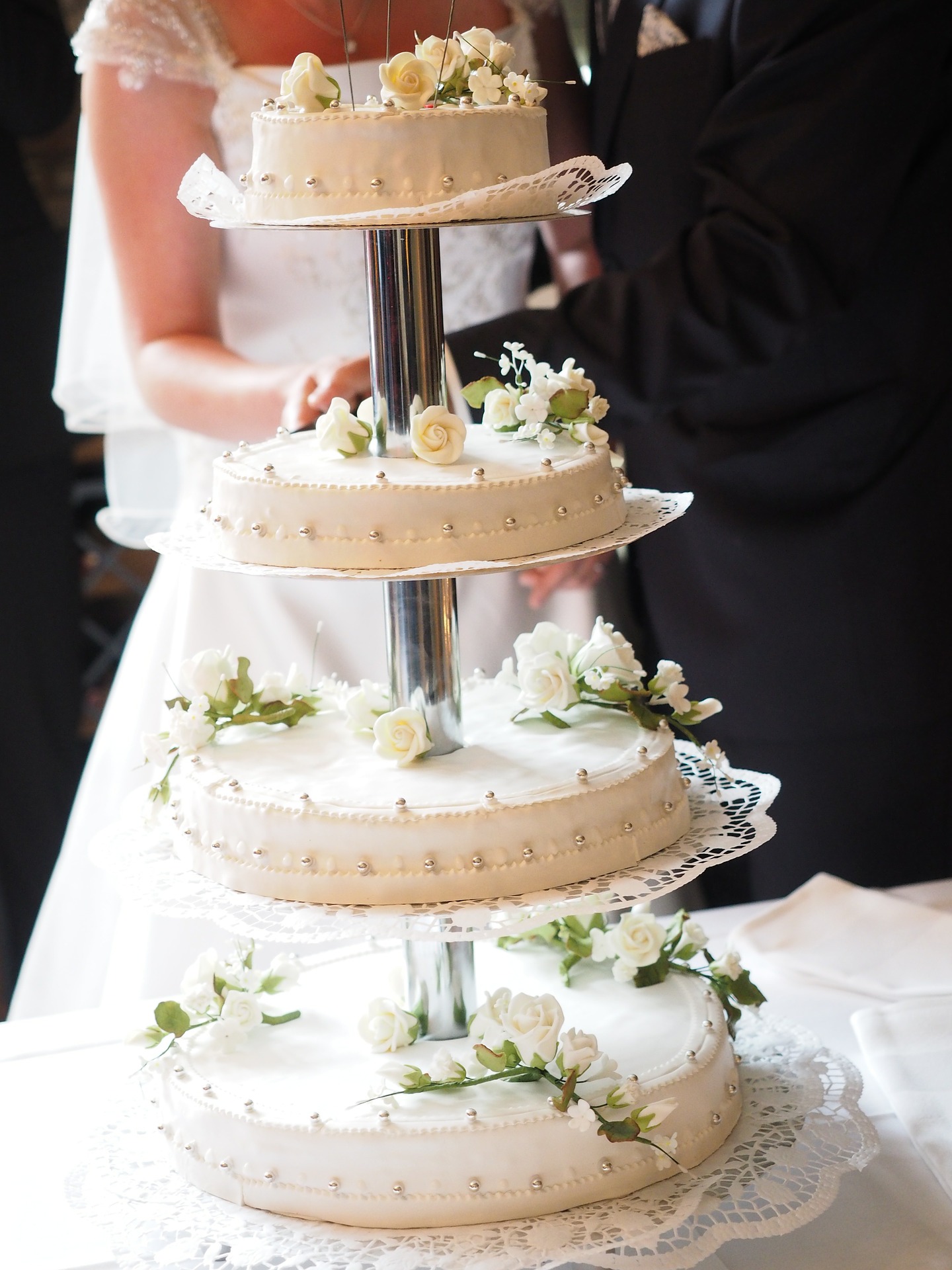 La meravigliosa torta a piani per il tuo matrimonio: un capolavoro dolce da gustare!