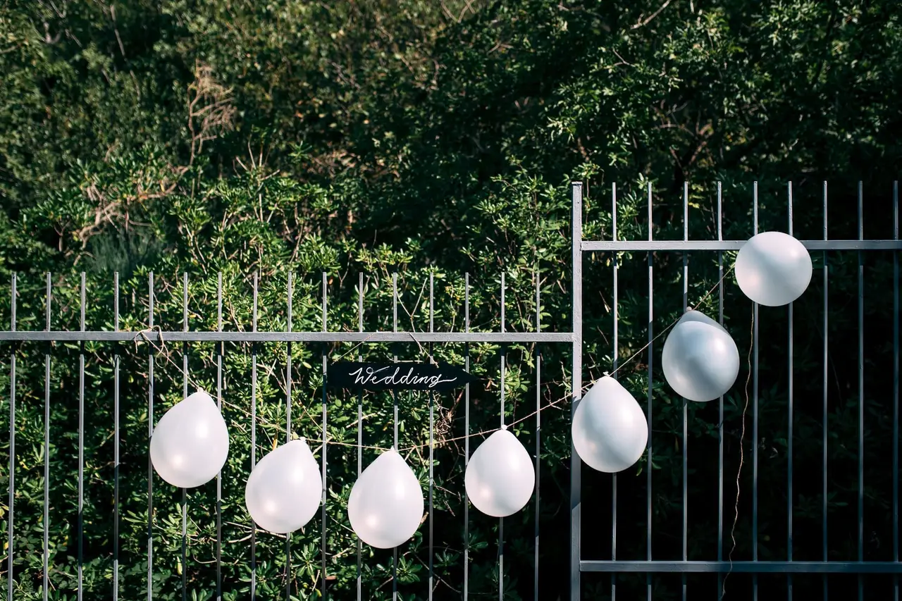 Le idee più creative per decorare il tuo matrimonio fuori chiesa con i palloncini