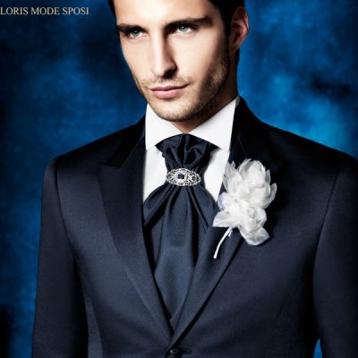 L’eleganza del blu nell’abito matrimoniale per uomini: un must per il giorno del sì