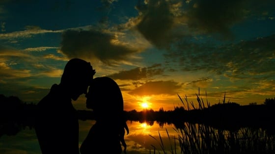 Un matrimonio all’aperto al tramonto: idee romantiche per una serata indimenticabile!